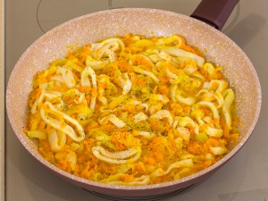 Кальмары тушеные с морковью и луком