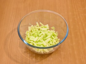 Слоёный салат с ветчиной, яйцами, яблоком и сыром - Лайфхакер