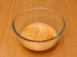 омлет с баклажанами и помидорами в духовке. 445 01036l2w 8731 p. омлет с баклажанами и помидорами в духовке фото. омлет с баклажанами и помидорами в духовке-445 01036l2w 8731 p. картинка омлет с баклажанами и помидорами в духовке. картинка 445 01036l2w 8731 p. Омлет считается французским блюдом, и каждый уважающий себя повар должен уметь его правильно готовить. Французы никогда не добавляют в омлет молоко и муку, а обжаривают его на сливочном масле с одной стороны и заворачивают в рулетик. Предлагаю немножко отойти от классического рецепта и поэкспериментировать. Приготовим на завтрак омлет с овощами — это прекрасное начало дня. В омлет можно добавлять любые овощи и всегда получится вкусно. Сегодня готовим овощной омлет с баклажанами, помидорами и сыром. Получится блюдо достаточно необычным, но в то же время очень вкусным и сытным. Для разнообразия можно еще добавить сладкий перец, бекон и немного зелени.