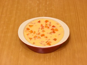 омлет с баклажанами и помидорами в духовке. 445 01236l2w 8739 p. омлет с баклажанами и помидорами в духовке фото. омлет с баклажанами и помидорами в духовке-445 01236l2w 8739 p. картинка омлет с баклажанами и помидорами в духовке. картинка 445 01236l2w 8739 p. Омлет считается французским блюдом, и каждый уважающий себя повар должен уметь его правильно готовить. Французы никогда не добавляют в омлет молоко и муку, а обжаривают его на сливочном масле с одной стороны и заворачивают в рулетик. Предлагаю немножко отойти от классического рецепта и поэкспериментировать. Приготовим на завтрак омлет с овощами — это прекрасное начало дня. В омлет можно добавлять любые овощи и всегда получится вкусно. Сегодня готовим овощной омлет с баклажанами, помидорами и сыром. Получится блюдо достаточно необычным, но в то же время очень вкусным и сытным. Для разнообразия можно еще добавить сладкий перец, бекон и немного зелени.