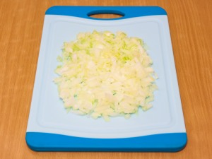омлет с баклажанами и помидорами в духовке. 445 0267d1l 8697 p. омлет с баклажанами и помидорами в духовке фото. омлет с баклажанами и помидорами в духовке-445 0267d1l 8697 p. картинка омлет с баклажанами и помидорами в духовке. картинка 445 0267d1l 8697 p. Омлет считается французским блюдом, и каждый уважающий себя повар должен уметь его правильно готовить. Французы никогда не добавляют в омлет молоко и муку, а обжаривают его на сливочном масле с одной стороны и заворачивают в рулетик. Предлагаю немножко отойти от классического рецепта и поэкспериментировать. Приготовим на завтрак омлет с овощами — это прекрасное начало дня. В омлет можно добавлять любые овощи и всегда получится вкусно. Сегодня готовим овощной омлет с баклажанами, помидорами и сыром. Получится блюдо достаточно необычным, но в то же время очень вкусным и сытным. Для разнообразия можно еще добавить сладкий перец, бекон и немного зелени.
