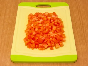 омлет с баклажанами и помидорами в духовке. 445 0467d1l 8702 p. омлет с баклажанами и помидорами в духовке фото. омлет с баклажанами и помидорами в духовке-445 0467d1l 8702 p. картинка омлет с баклажанами и помидорами в духовке. картинка 445 0467d1l 8702 p. Омлет считается французским блюдом, и каждый уважающий себя повар должен уметь его правильно готовить. Французы никогда не добавляют в омлет молоко и муку, а обжаривают его на сливочном масле с одной стороны и заворачивают в рулетик. Предлагаю немножко отойти от классического рецепта и поэкспериментировать. Приготовим на завтрак омлет с овощами — это прекрасное начало дня. В омлет можно добавлять любые овощи и всегда получится вкусно. Сегодня готовим овощной омлет с баклажанами, помидорами и сыром. Получится блюдо достаточно необычным, но в то же время очень вкусным и сытным. Для разнообразия можно еще добавить сладкий перец, бекон и немного зелени.