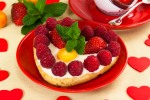 Цитрусовые пирожные Валентинки с фруктами